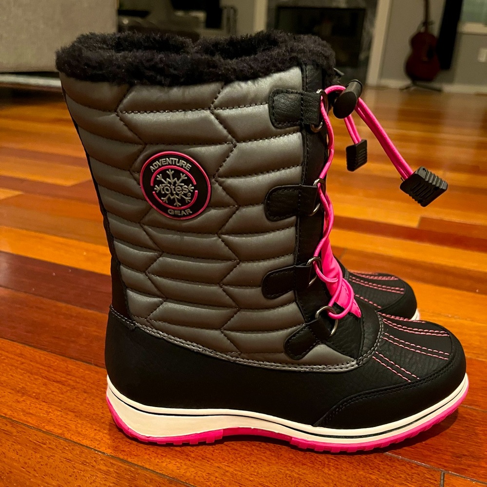 Girl’s NWT Snow Boots!